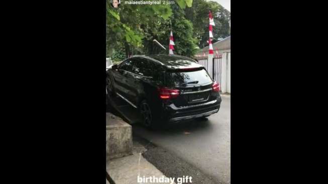 Maia Estianty kado untuk Dul