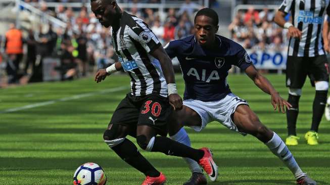 Pemain muda Tottenham Hotspur Kyle Walker-Peters mencoba merebut bola dari kaki pemain Newcastle United [AFP]