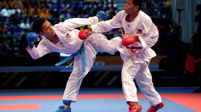 Karateka putra Indonesia Iwan Bidu Sirait kalahkan karateka putra Filipina John Paul Bejar dalam perebutan medali emas karate nomor kumite -55 Kg putra SEA Games XXIX Kuala Lumpur di KLCC, Kuala Lumpur, Malaysia, Rabu (23/8).