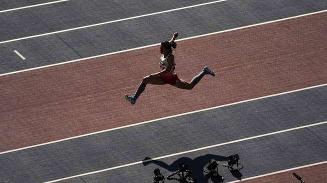 Atlet lompat jauh Maria Londa beraksi pada nomor lompat jangkit SEA Games XXIX Kuala Lumpur di Stadion Bukit Jalil, Kuala Lumpur, Malaysia, Rabu (23/8).