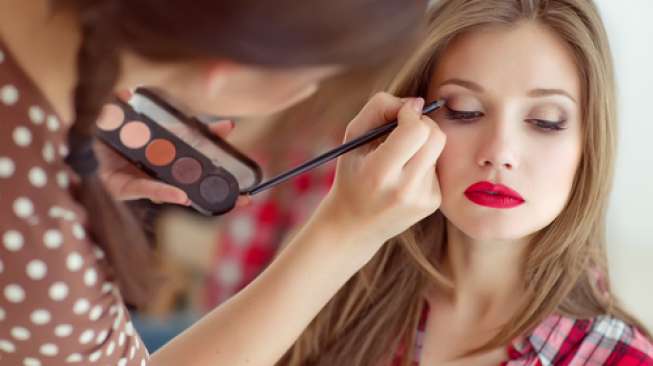 Ilustrasi make up artist (Shutterstock)