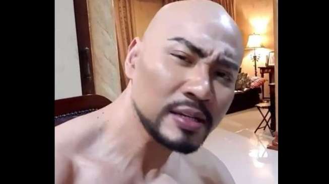 Salut! Deddy Corbuzier Tutup Akun Kaos Kutang Diduga Paedofil