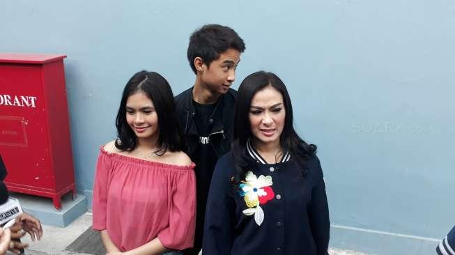 Penyanyi dangdut Iis Dahlia bersama kedua anaknya di kawasan Mampang, Jakarta Selatan, Kamis (24/8/2017) [suara.com/Wahyu Tri Laksono]