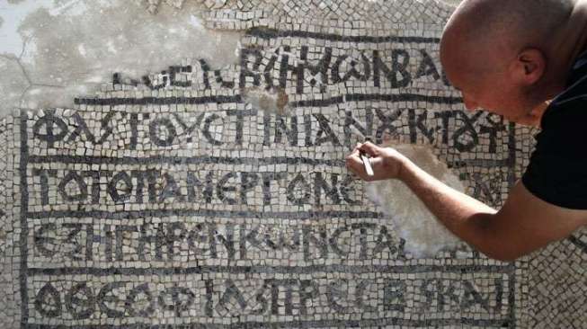 Mosaik Langka Berusia 1.500 Tahun Ditemukan di Kota Tua Yerusalem