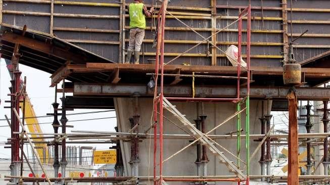 Sejumlah kendaraan melintas di samping proyek pembangunan jalan layang (flyover) Bintaro, Jakarta, Kamis (24/8).