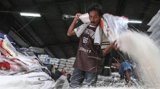 Gudang penyimpanan di Pasar Induk Beras Cipinang, Jakarta, (24/8).