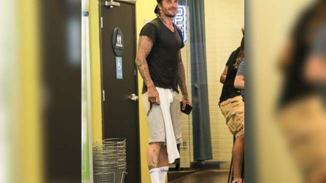 Pakai Sandal, David Beckham Krisis Paruh Baya?