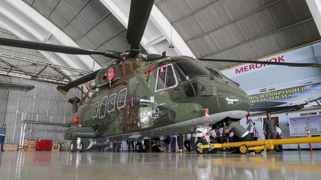 Penyidik KPK dan tim independen melakukan pmeriksaan fisik helikopter Agusta Westland 101 (AW-101) di salah satu hanggar Pangkalan Udara Halim Perdanakusuma Jakarta, Kamis (24/8).