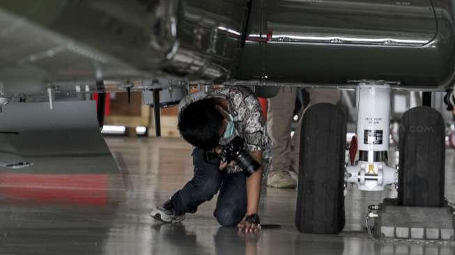 Penyidik KPK dan tim independen melakukan pmeriksaan fisik helikopter Agusta Westland 101 (AW-101) di salah satu hanggar Pangkalan Udara Halim Perdanakusuma Jakarta, Kamis (24/8).