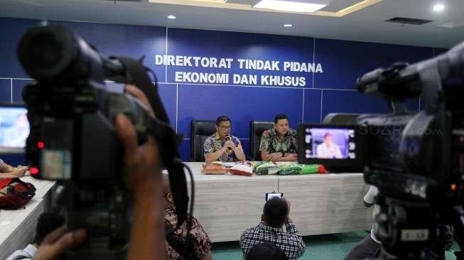 Direktur Tipideksus Bareskrim, Brigjen Agung Setya didampingi Kasubdit I Dittipideksus Bareskrim Kombes Hengki Haryadi menggelar jumpa pers terkait temuan baru tindak pidana penipuan kualitas beras di Gedung Bareskrim, Jakarta, Jumat (25/8).