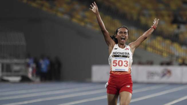 Pelari Indonesia Triyaningsih memenangi lari nomor lari 10.000 meter putri SEA Games XXIX Kuala Lumpur di Stadion Bukit Jalil, Kuala Lumpur, Malaysia, Kamis (24/8).