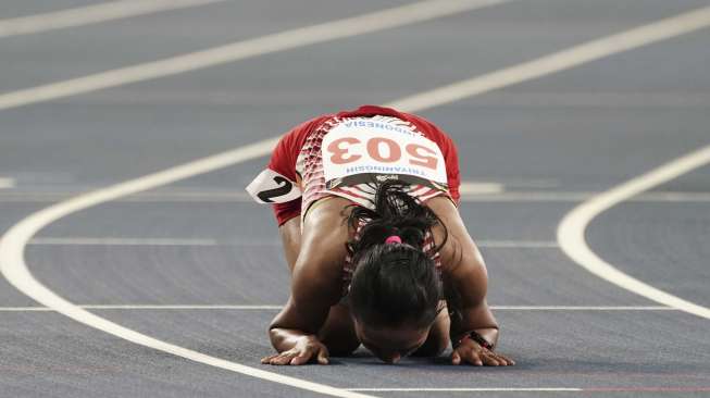 Pelari Indonesia Triyaningsih memenangi lari nomor lari 10.000 meter putri SEA Games XXIX Kuala Lumpur di Stadion Bukit Jalil, Kuala Lumpur, Malaysia, Kamis (24/8).