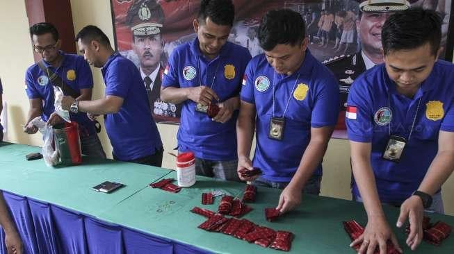 Polres Metro Jakarta Barat merilis pengungkapan tindak pidana narkotika di RS. Karmat Jati, Jakarta, Jumat (25/8).