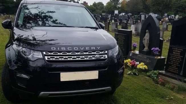 Aneh! Land Rover Discovery Ini Parkir di Atas Makam