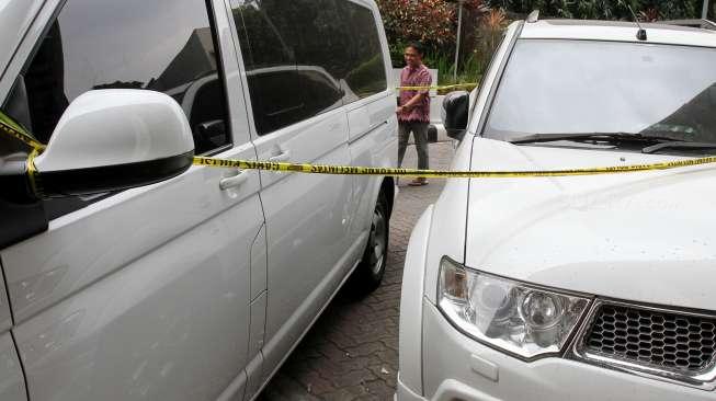 Bareskrim menyita 6 mobil terkait dugaan penipuan First Travel, di Jakarta, Jumat (25/8).