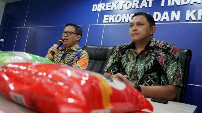 Direktur Tipideksus Bareskrim, Brigjen Agung Setya didampingi Kasubdit I Dittipideksus Bareskrim Kombes Hengki Haryadi menggelar jumpa pers terkait temuan baru tindak pidana penipuan kualitas beras di Gedung Bareskrim, Jakarta, Jumat (25/8).