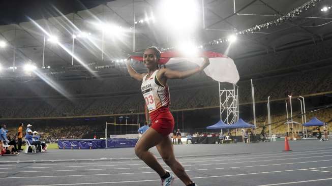 Pelari Indonesia Triyaningsih memenangi lari nomor lari 10.000 meter putri SEA Games XXIX Kuala Lumpur di Stadion Bukit Jalil, Kuala Lumpur, Malaysia, Kamis (24/8).