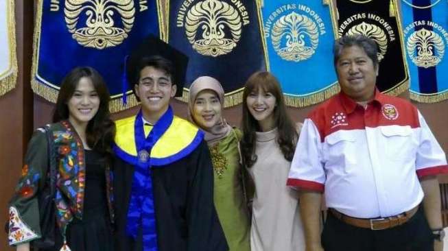 Sheryl Sheinafia Temani Vadi Akbar saat Wisuda