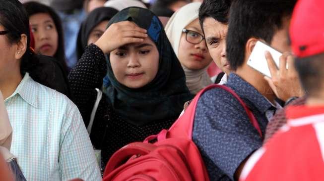 Sejumlah pencari kerja memadati Bursa Kerja Nasional 2017 di JIExpo Kemayoran, Jakarta, Sabtu (26/8).