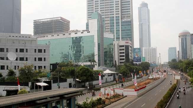 Pengendara sepeda motor melintas di Jalan HR Rasuna Said, Kuningan, Jakarta, Sabtu (26/8).