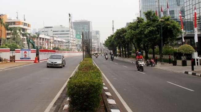 Pengendara sepeda motor melintas di Jalan HR Rasuna Said, Kuningan, Jakarta, Sabtu (26/8).