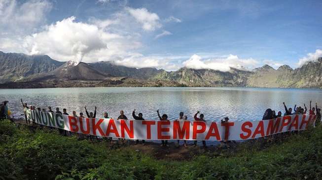 Mereka Merawat Alam dengan "Sapu Jagad Gunung"