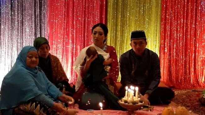 Potong Rambut Anak Kedua Ayu Dewi Dibanjiri Tamu Artis