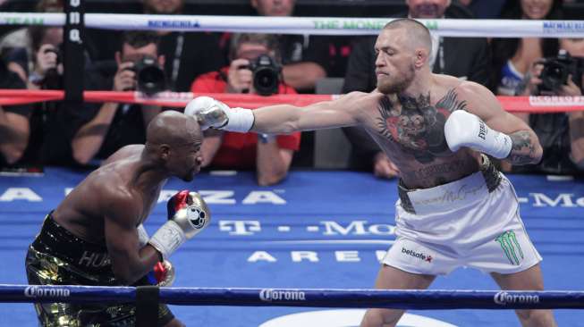 Pertandingan tinju dunia Floyd Mayweather vs Conor McGregor, Sabtu (27/8/2017). [AFP]