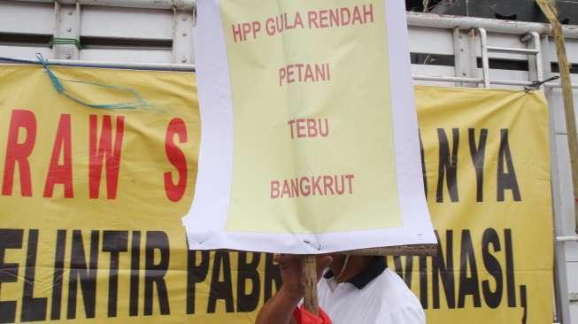 Petani tebu berunjuk rasa di depan Istana,Jakarta, Senin (28/8).