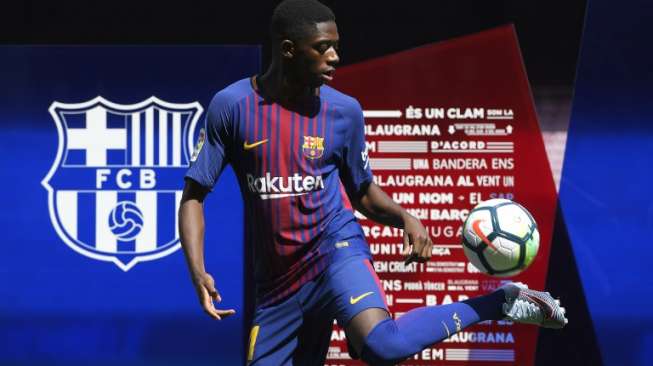 Ousmane Dembele diperkenalkan secara resmi sebagai pemain baru Barcelona di Camp Nou [AFP]