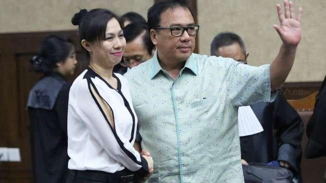 Terdakwa kasus suap hakim konstitusi Ng Fenny dan Basuki Hariman mengikuti sidang lanjutan dengan agenda pembacaan vonis di Pengadilan Tipikor, Jakarta, Senin (28/8).