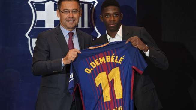 Ousmane Dembele diperkenalkan secara resmi sebagai pemain baru Barcelona di Camp Nou [AFP]