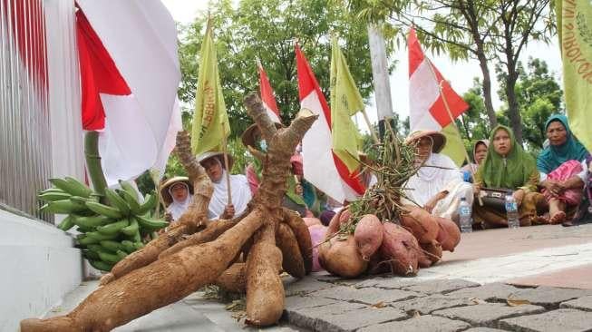 Sejumlah petani Surokonto Wetan, Kabupaten Kendal melakukan aksi di depan gedung Mahkamah Agung, Jakarta, Senin (28/8)