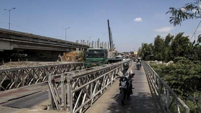 Pekerja menyelesaikan pembangunan proyek jalan tol Seksi E2 dengan rute Cilincing-Jampea, di Jakarta, Senin (28/8).