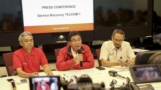 Dirut PT Telkom Alex Sinaga bersama Direktur Network and IT Solution Zulhelfi Abidin dan Direktur Wholesale and International Service Abdus Somad Arief menggelar konferensi pers terkait gangguan pada satelit Telkom 1 di Jakarta, Senin (28/8).