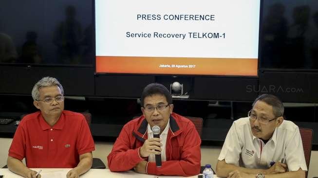 Dirut PT Telkom Alex Sinaga bersama Direktur Network and IT Solution Zulhelfi Abidin dan Direktur Wholesale and International Service Abdus Somad Arief menggelar konferensi pers terkait gangguan pada satelit Telkom 1 di Jakarta, Senin (28/8).