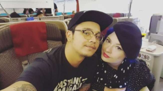 Pasangan artis Derby Romero dan  Claudia Adinda. [Instagram/@derbyromero]