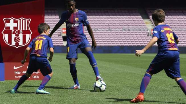 Ousmane Dembele diperkenalkan secara resmi sebagai pemain baru Barcelona di Camp Nou [AFP]