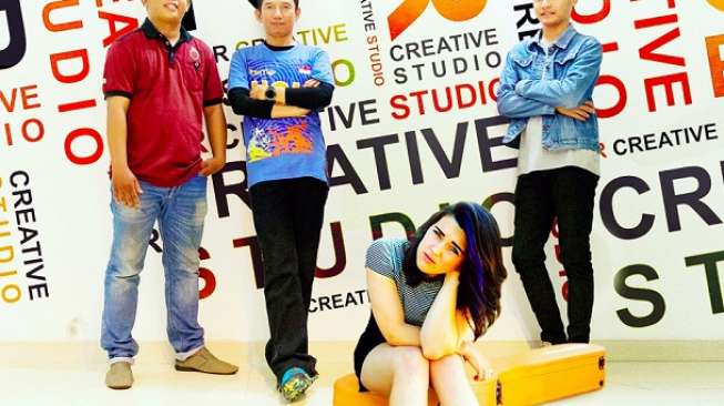 V-HADS21 Gandeng Bule AS di Single Ketiga