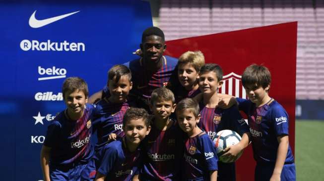 Ousmane Dembele diperkenalkan secara resmi sebagai pemain baru Barcelona di Camp Nou [AFP]