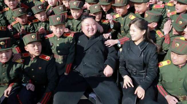 Pemimpin Korea Utara Kim Jong Un bersama sang istri, Ri Sol Ju, mengunjungi Sekolah Revolusioner Mangyongdae, Pyongyang, 2 Maret 2017. [STR/KCNA VIA KNS/AFP]