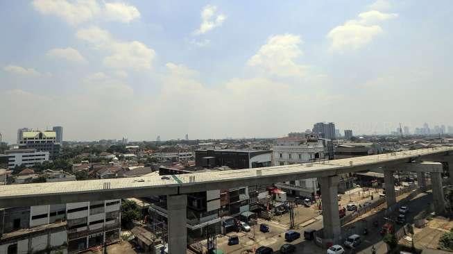 Pekerja mennyelesaikan proyek pembangunan Mass Rapid Transit (MRT) di kawasan Fatmawati, Jakarta, Selasa (29/8).