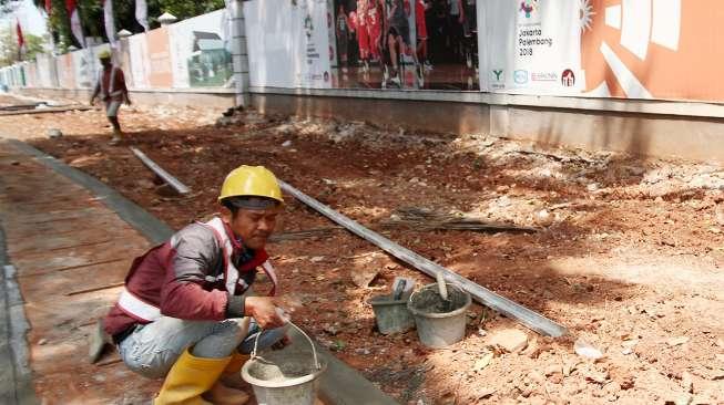 Pembangunan trotoar di kawasan Senayan, Jakarta, Selasa (29/8).