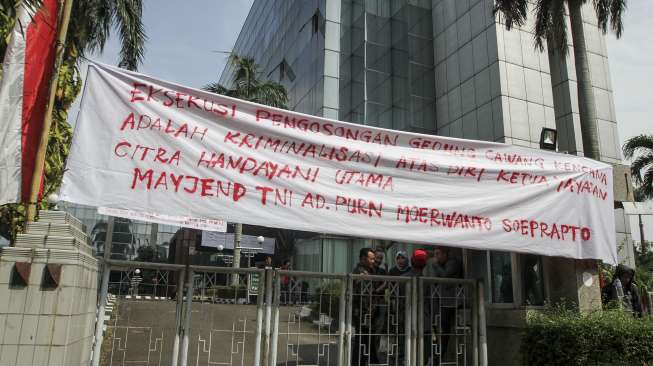 Sejumlah penghuni gedung melakukan aksi pejagaan di depan gedung Cawang Kencana, Cawang, Selasa (29/8).