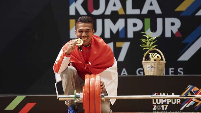 Lifter Indonesia Deni melakukan angkatan "snatch" angkat besi putra nomor 69 kg SEA Games XXIX Kuala Lumpur di MITEC, Kuala Lumpur, Malaysia, Selasa (29/8).