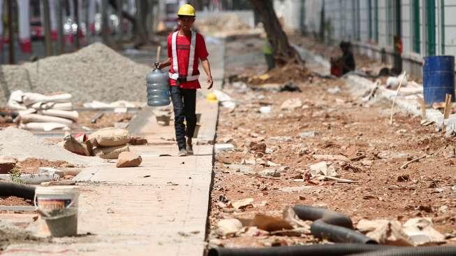 Pembangunan trotoar di kawasan Senayan, Jakarta, Selasa (29/8).