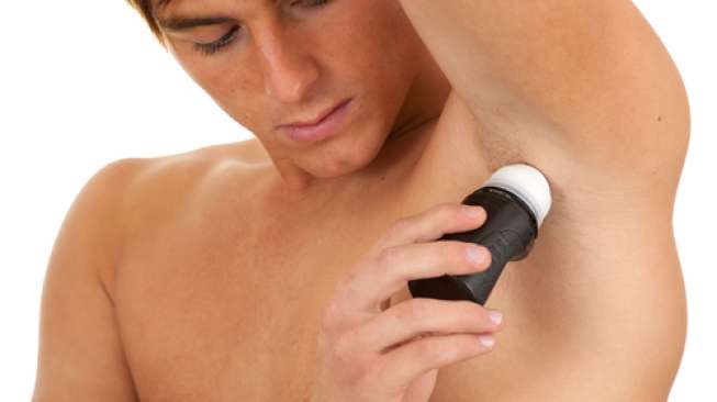 Ilustrasi lelaki menggunakan deodoran. (Shutterstock)