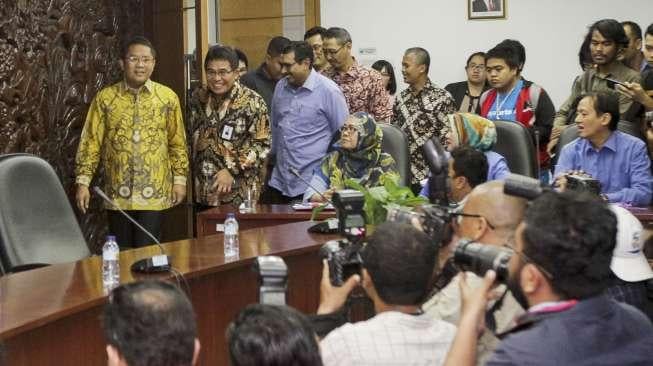 Menteri Komunikasi dan Informatika Rudiantara bersama Direktur Utama Telkom Alex J. Sinaga memberikan keterangan kepada wartawan mengenai Layanan Satelit Telkom 1 di Kantor Kemenkoinfo, Jakarta, Rabu (30/8).