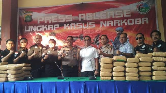 225 Kilogram Ganja Ditumpuk dengan Sandal Jepit