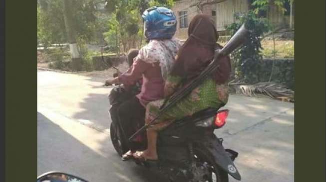 Jadi Raja Jalanan, Ibu Ini Naik Motor Sambil Bawa Senapan